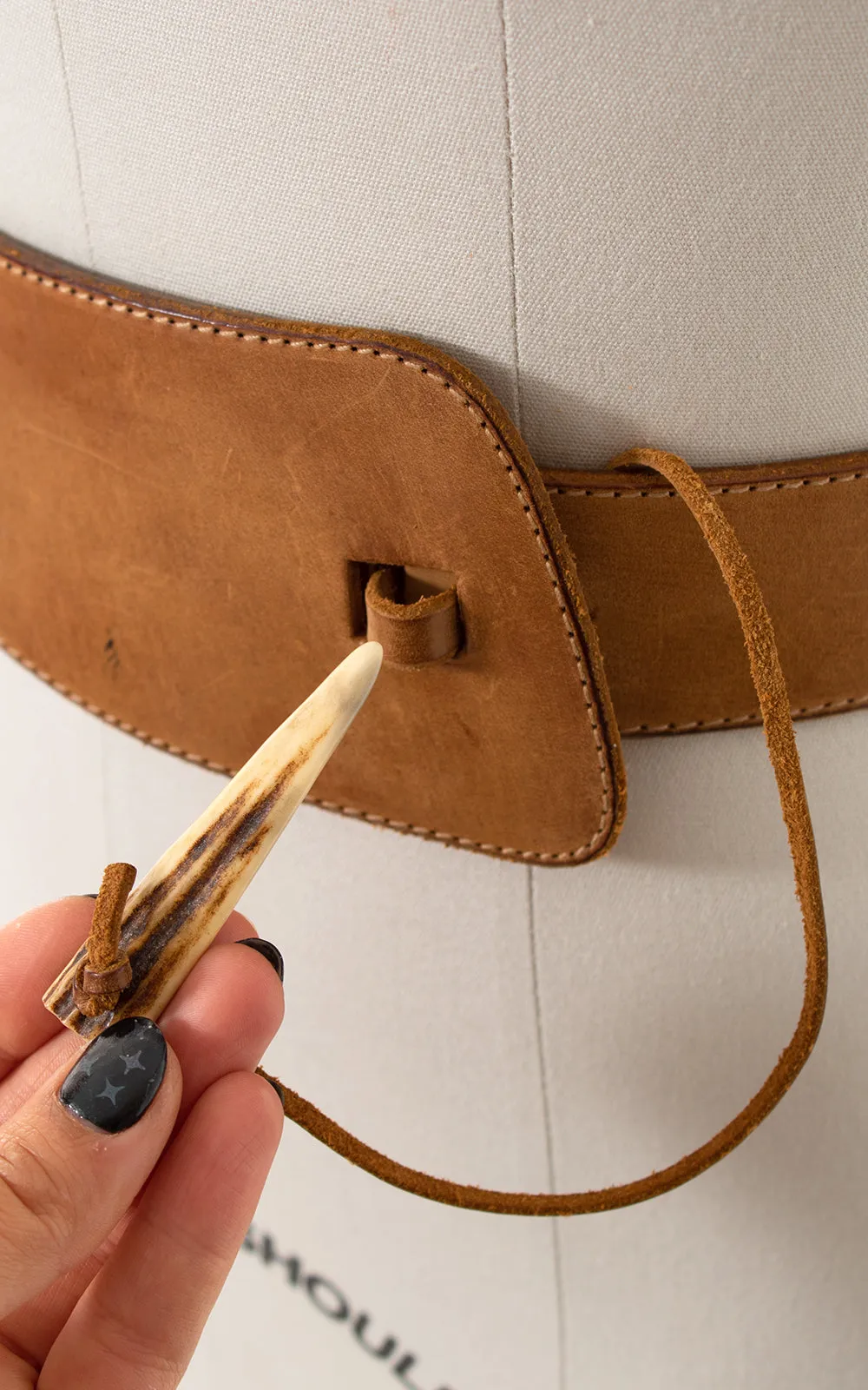 1970s Asymmetrical Leather Cinch Belt | medium