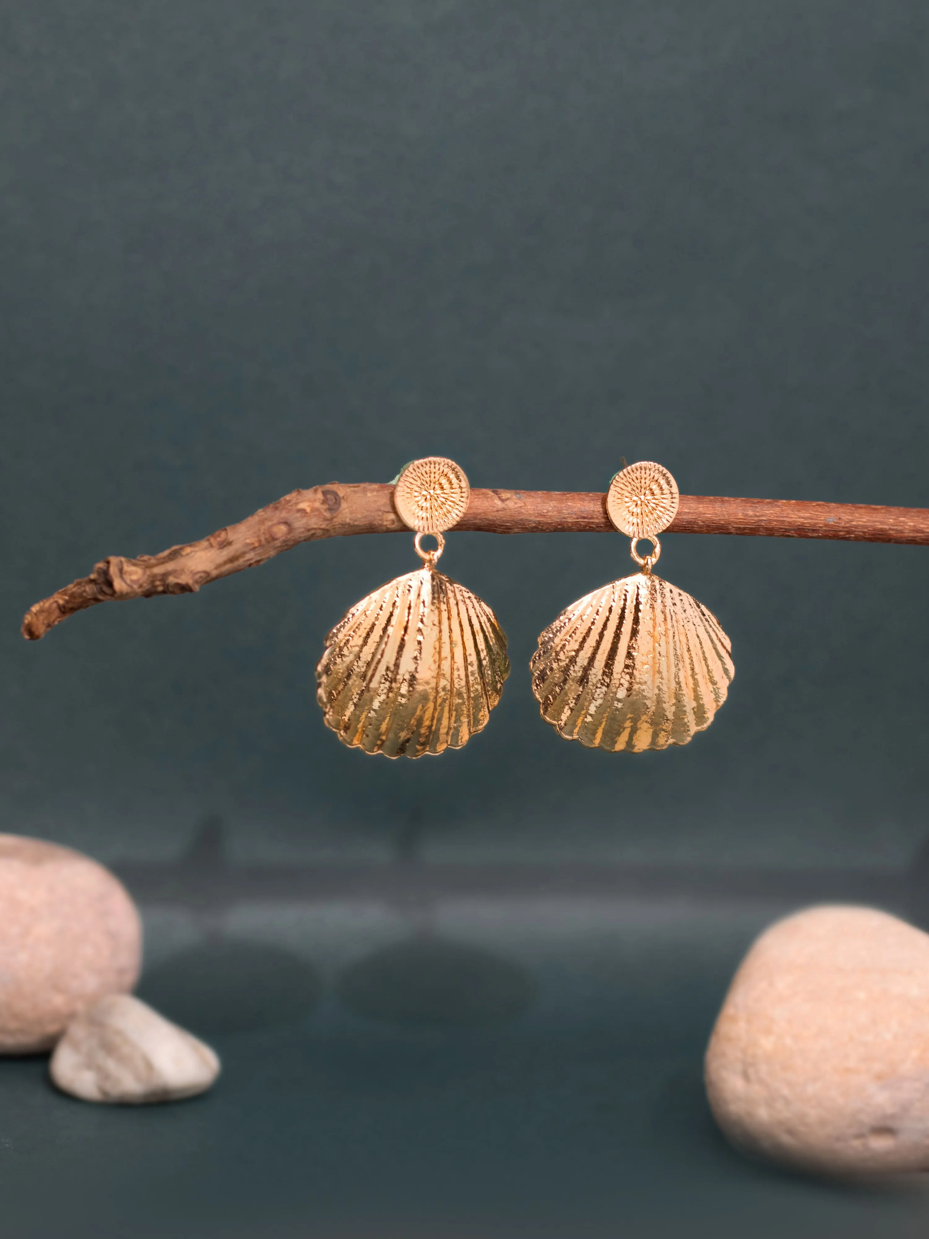 Golden Shell statement earring